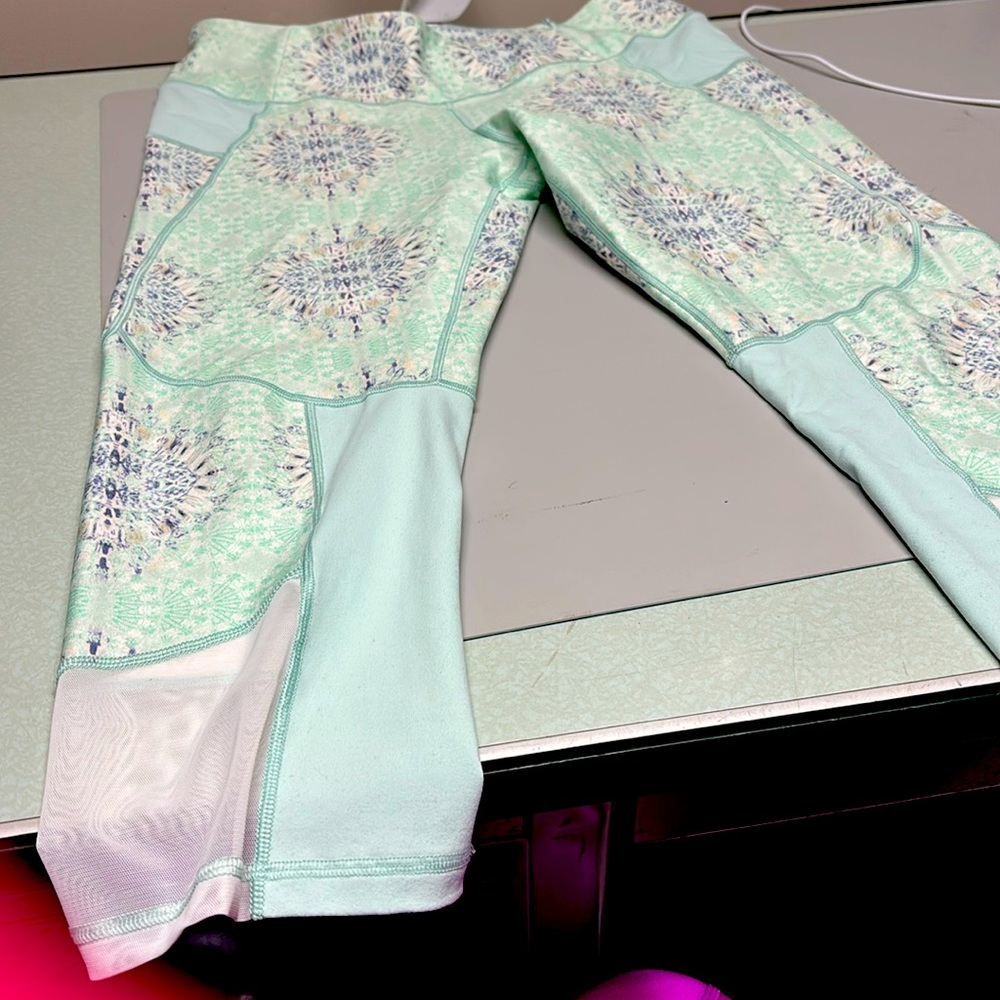 Light green with pattern Capri leggings in excellent used condition